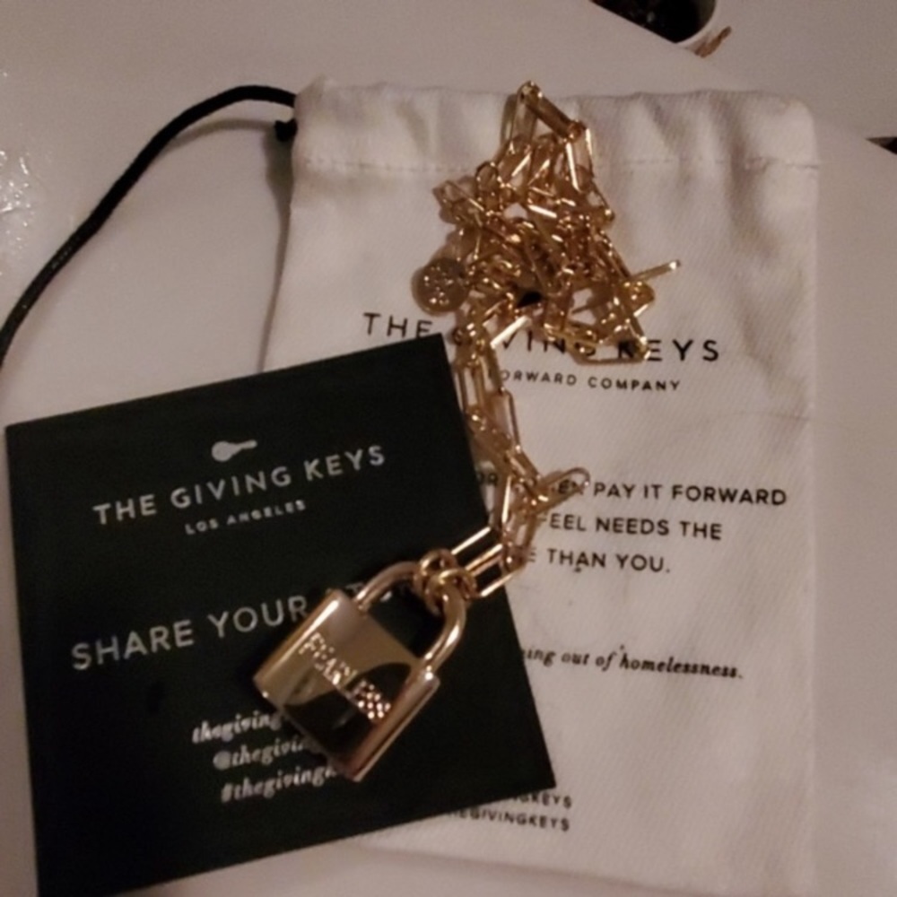 The giving keys padlock necklace - Picture 3 of 4